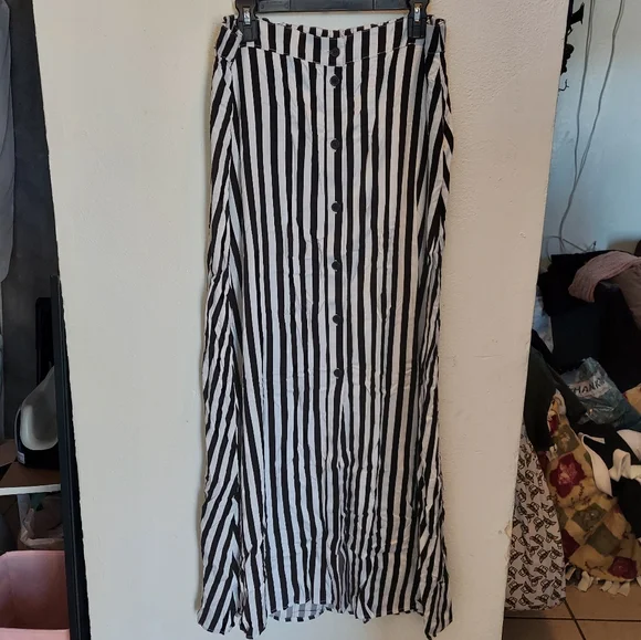 Hot Topic Black & White Stripe Maxi Skirt NWT🖤 - Picture 2 of 4